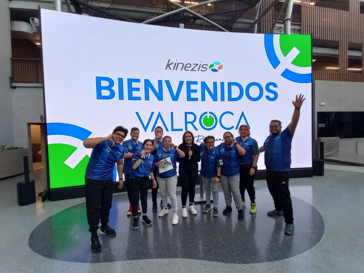 Equipo de Valroca participando en una actividad de integración